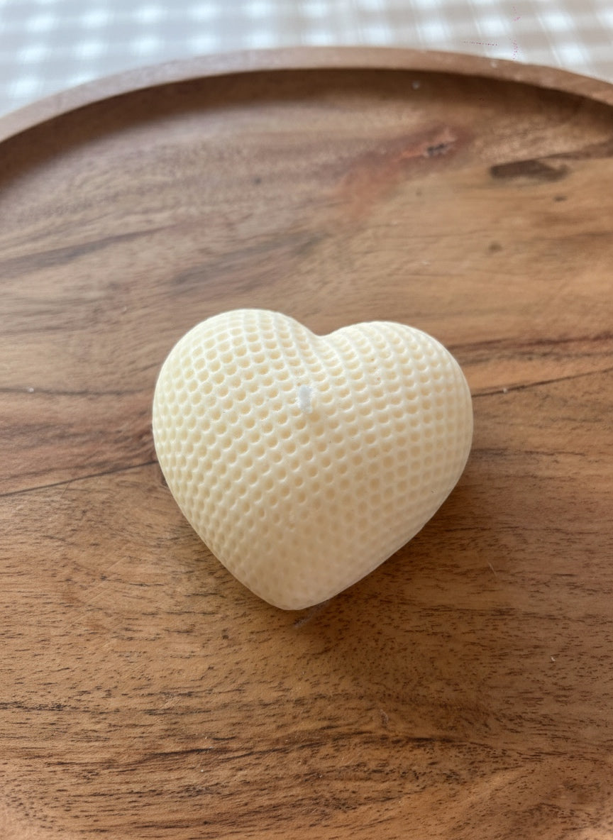Bougie artisanale parfumée - Coeur alvéolé (moyen)